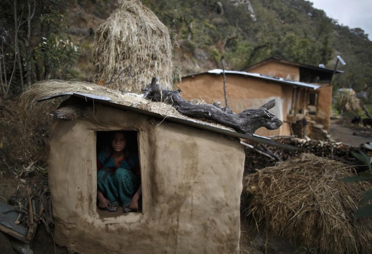 fot. Navesh Chitrakar / Reuters / 5 marca 2014  Achham, Nepal  14-letni Uttara Saud siedzi w szopie plemienia Chaupadi, nieopodal wioski Legudsen w zachodnim Nepalu.